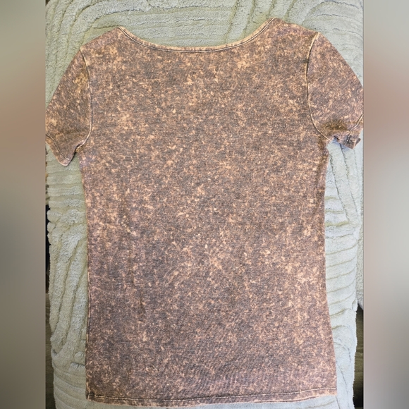 Mudd Women's Tan Short Sleeve Tee with Cleavage Cutout Size XS - Picture 3 of 6